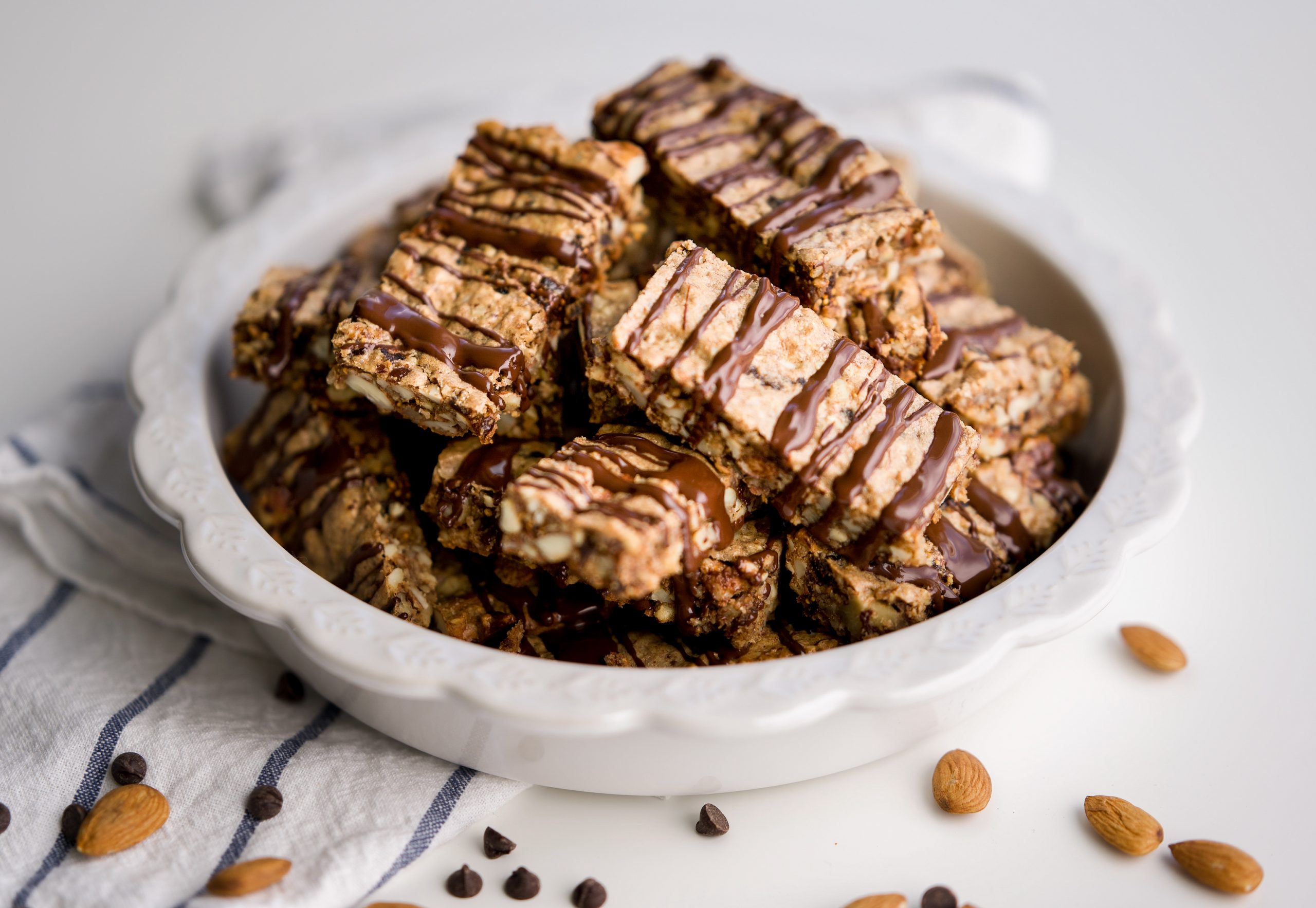 Chocolate Almond & Fig Granola Bars | Paleo