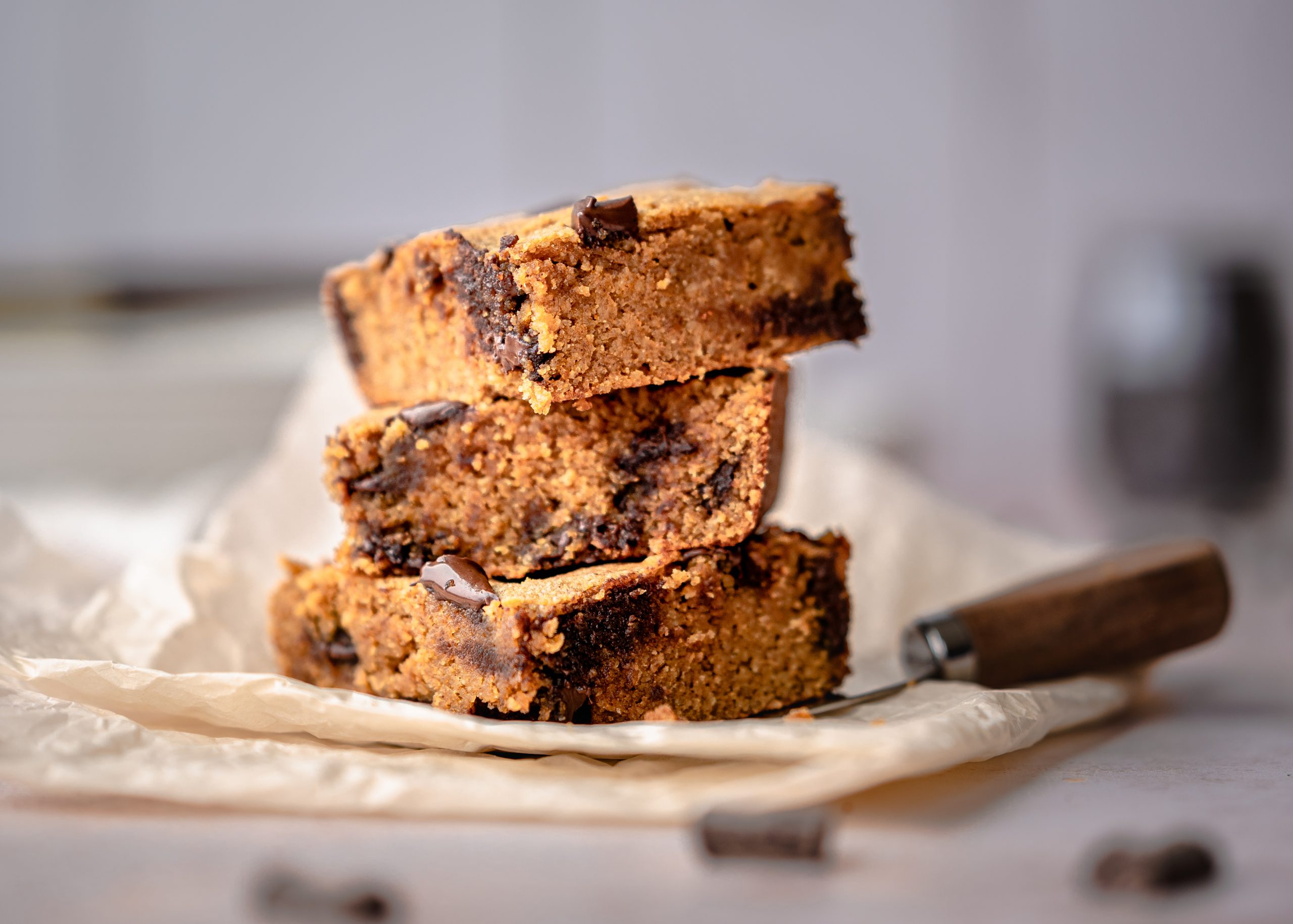 Chocolate Chunk Pumpkin Blondies | Paleo